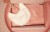 alt="Personalizowany zestaw prezentowy dla niemowlaka – kocyk i śliniaczek z imieniem dziecka. Idealny prezent na chrzest, baby shower lub narodziny, wyprawka dla noworodka z haftem."