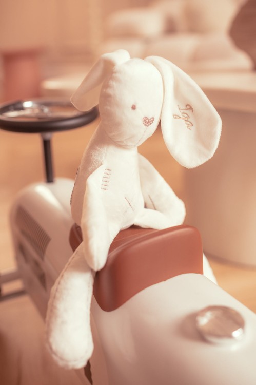 alt="Zestaw prezentowy dla niemowlaka – personalizowana kosmetyczka i pluszowa maskotka z imieniem dziecka. Idealny prezent na baby shower, chrzest lub narodziny, wyprawka z haftem."