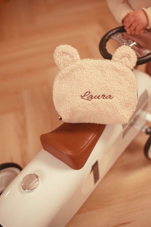 alt="Zestaw prezentowy dla niemowlaka – personalizowana kosmetyczka i pluszowa maskotka z imieniem dziecka. Idealny prezent na baby shower, chrzest lub narodziny, wyprawka z haftem."