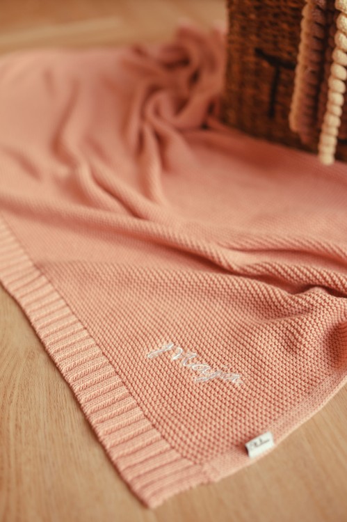 alt="Personalizowany zestaw prezentowy dla niemowlaka – kocyk i śliniaczek z imieniem dziecka. Idealny prezent na chrzest, baby shower lub narodziny, wyprawka dla noworodka z haftem."