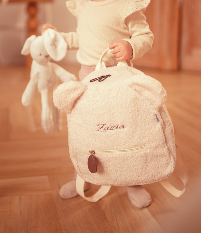 alt="Personalizowany zestaw prezentowy beżowy – plecaczek i kosmetyczka z imieniem dziecka. Idealny prezent na chrzest, baby shower lub wyprawkę dla niemowlaka i przedszkolaka."