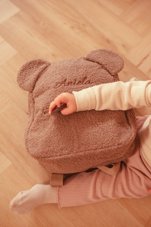alt="Personalizowany zestaw prezentowy brązowy – plecaczek i kocyk z imieniem dziecka. Idealny prezent na chrzest, baby shower lub wyprawkę dla niemowlaka i małego dziecka."