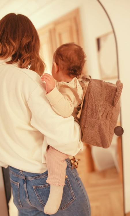 alt="Personalizowany zestaw prezentowy brązowy – plecaczek i kocyk z imieniem dziecka. Idealny prezent na chrzest, baby shower lub wyprawkę dla niemowlaka i małego dziecka."