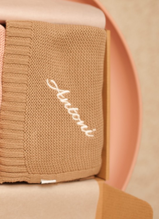 alt="Personalizowany zestaw prezentowy brązowy – plecaczek i kocyk z imieniem dziecka. Idealny prezent na chrzest, baby shower lub wyprawkę dla niemowlaka i małego dziecka."