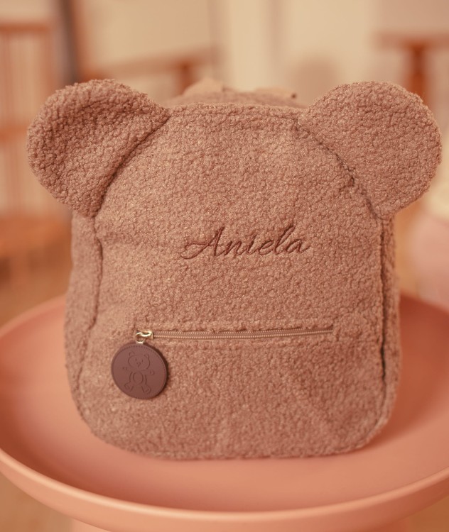 alt="Personalizowany zestaw prezentowy brązowy – plecaczek i kocyk z imieniem dziecka. Idealny prezent na chrzest, baby shower lub wyprawkę dla niemowlaka i małego dziecka."