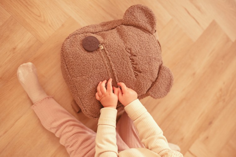 alt="Personalizowany pluszowy plecak dla dziecka z haftem imienia. Miękki i uroczy plecak idealny jako prezent dla niemowlaka, przedszkolaka lub na urodziny."