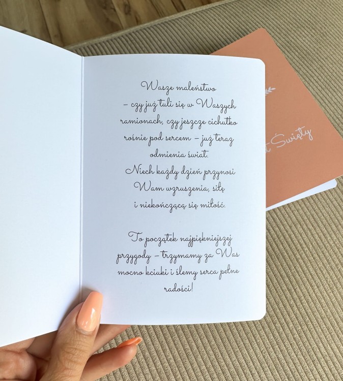 lt="Personalizowana kartka z życzeniami na narodziny dziecka, urodziny i chrzest z imieniem dziecka. Oryginalna kartka okolicznościowa idealna na wyjątkowe okazje."