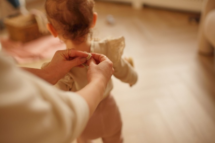 alt="Personalizowany bawełniany śliniaczek dziecięcy z haftem imienia. Idealny prezent na chrzest, narodziny lub urodziny dziecka. Miękki i bezpieczny dla niemowlaka."