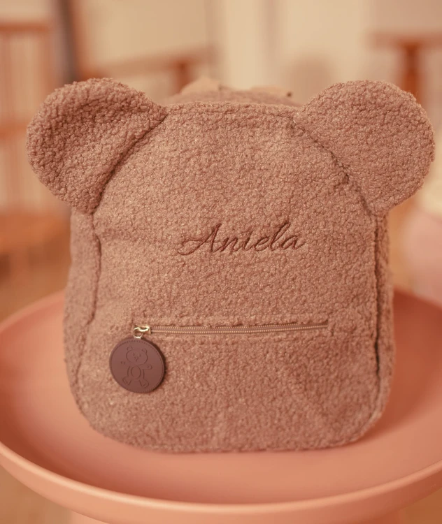 alt="Personalizowany zestaw prezentowy brązowy – plecaczek i kocyk z imieniem dziecka. Idealny prezent na chrzest, baby shower lub wyprawkę dla niemowlaka i małego dziecka."